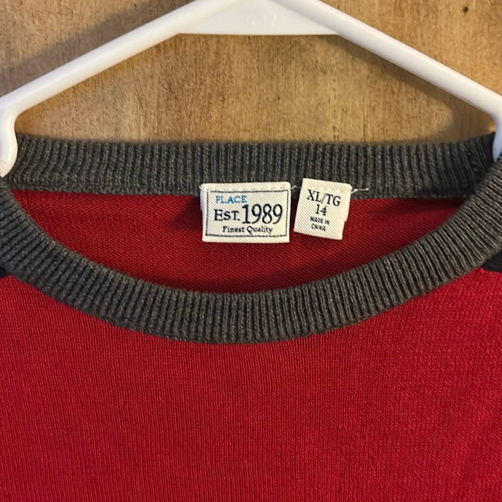 Children’s place boys sweater
Size xl 14
Navy/red/gray